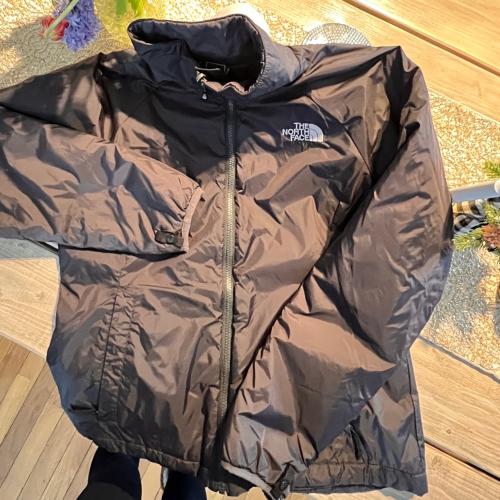 Women’s North face size medium.